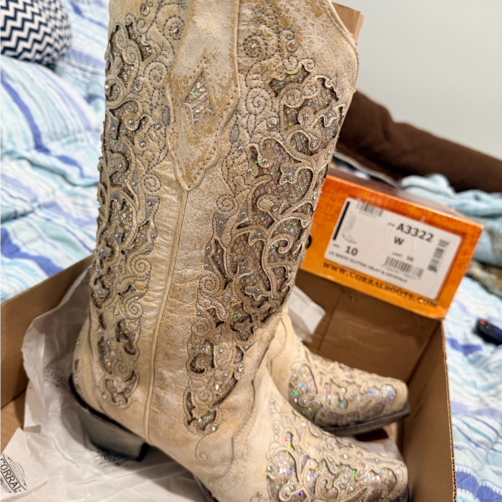 Corral woman 10W boots in white glitter inlay and crystals. - Picture 8 of 16